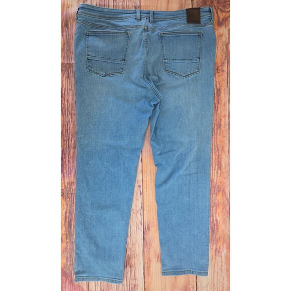 Tommy Bahama Indigo Palms Mens Jeans Size 40x32 Light Blue Denim - Picture 2 of 10